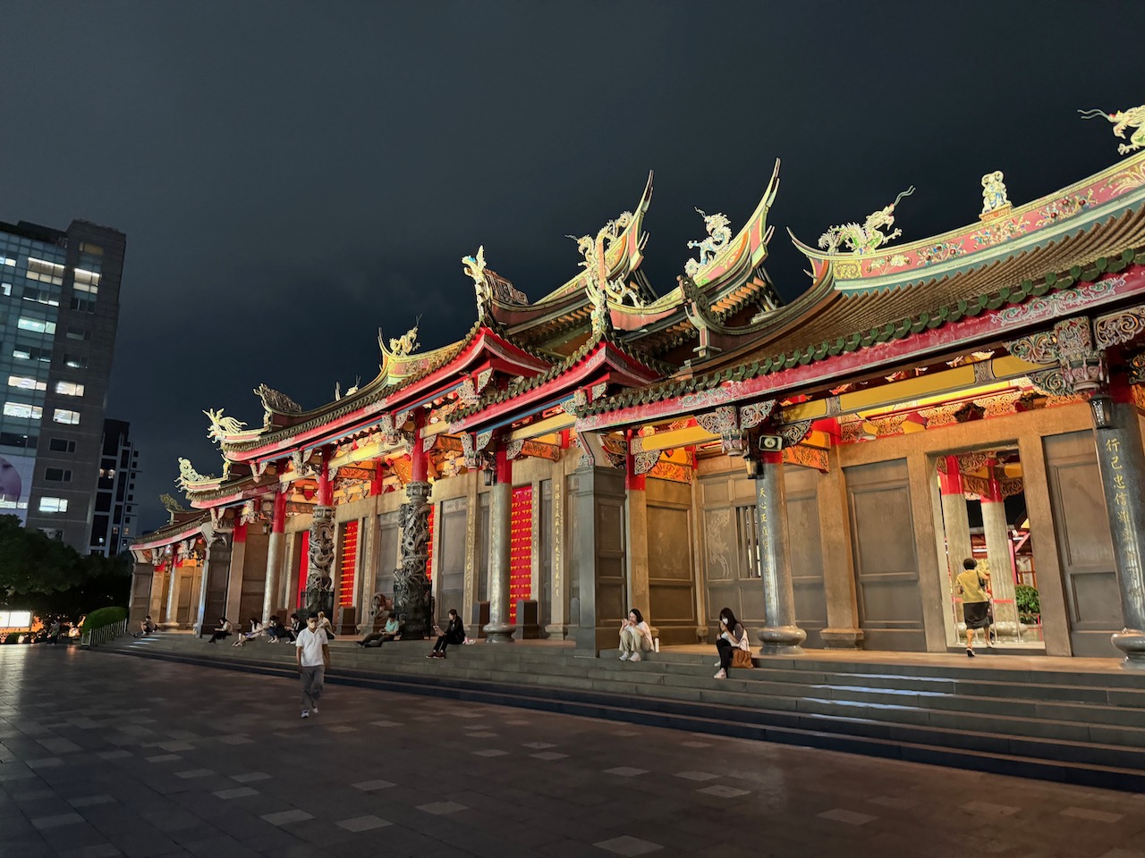 Xingtian temple at night