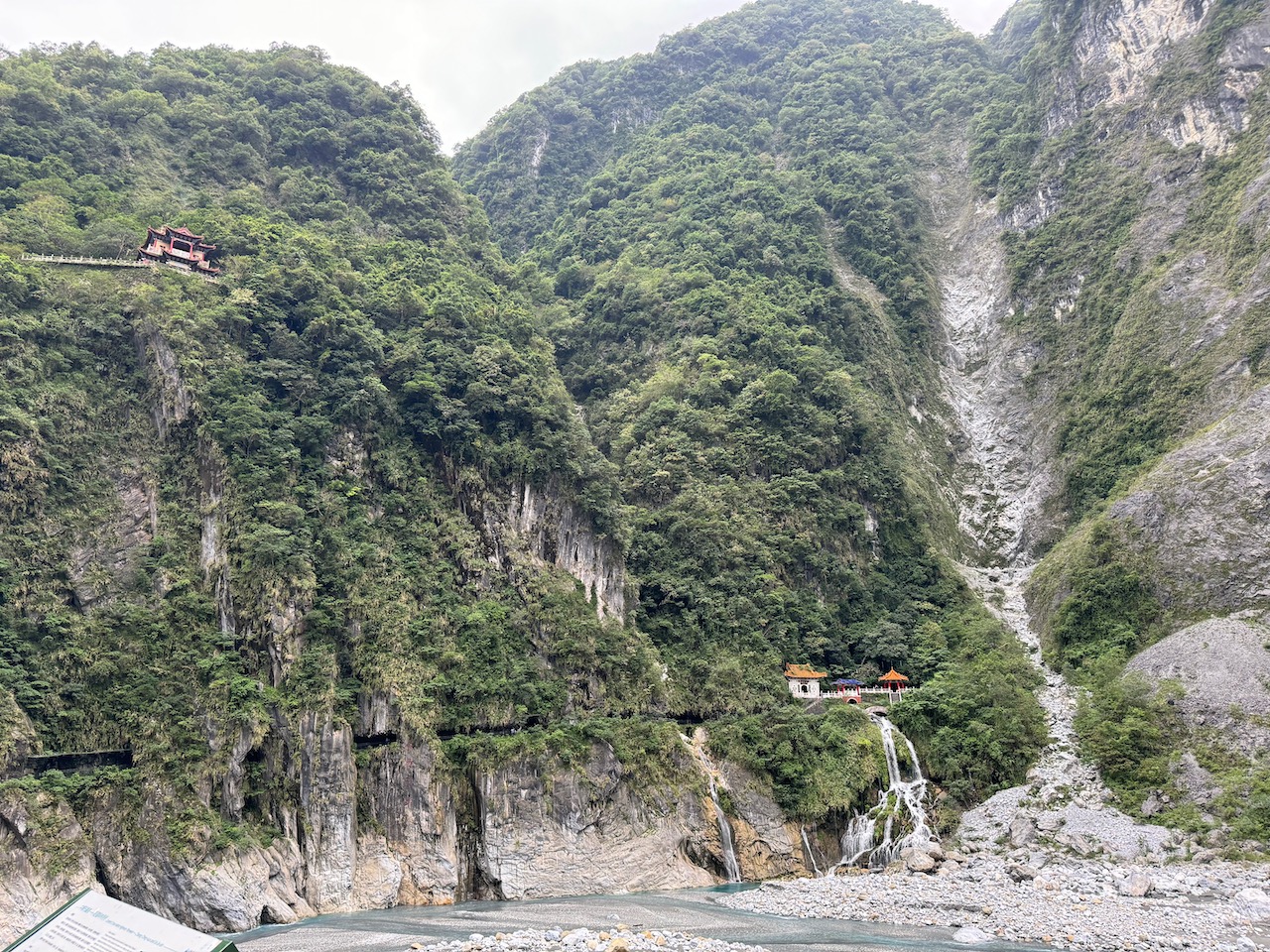 Temples on the Taroko gorge